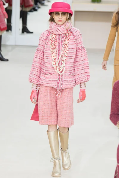 Look 16